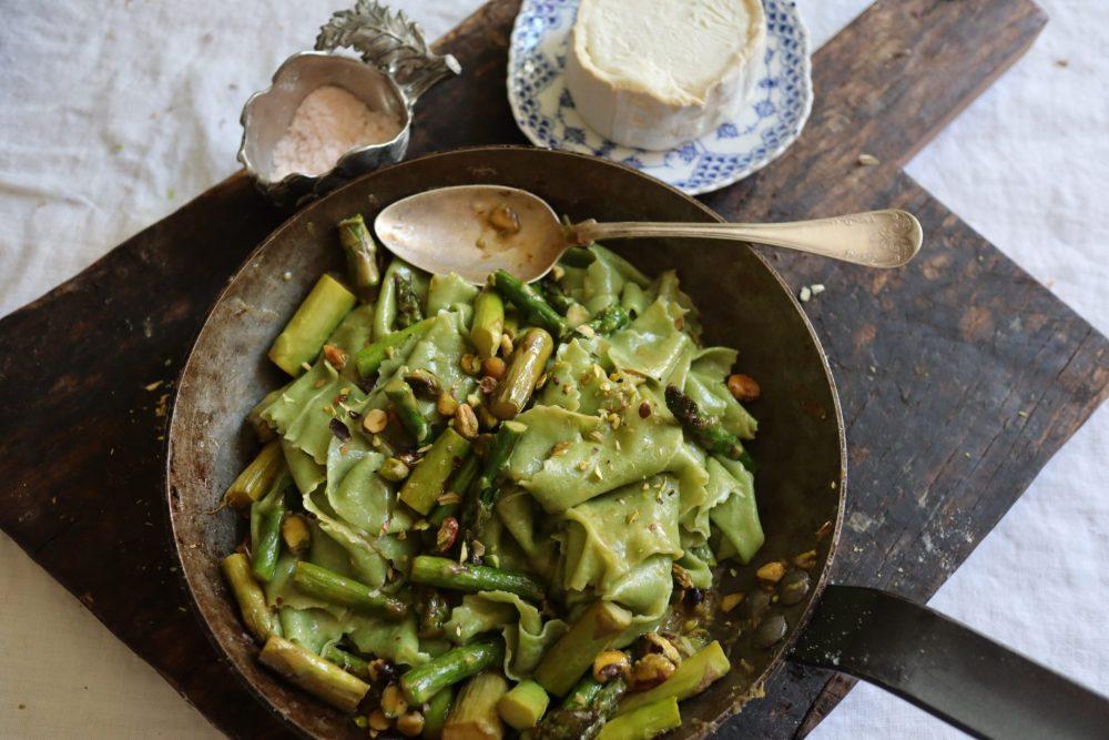 Spenatpasta med sparris i stekpanna
