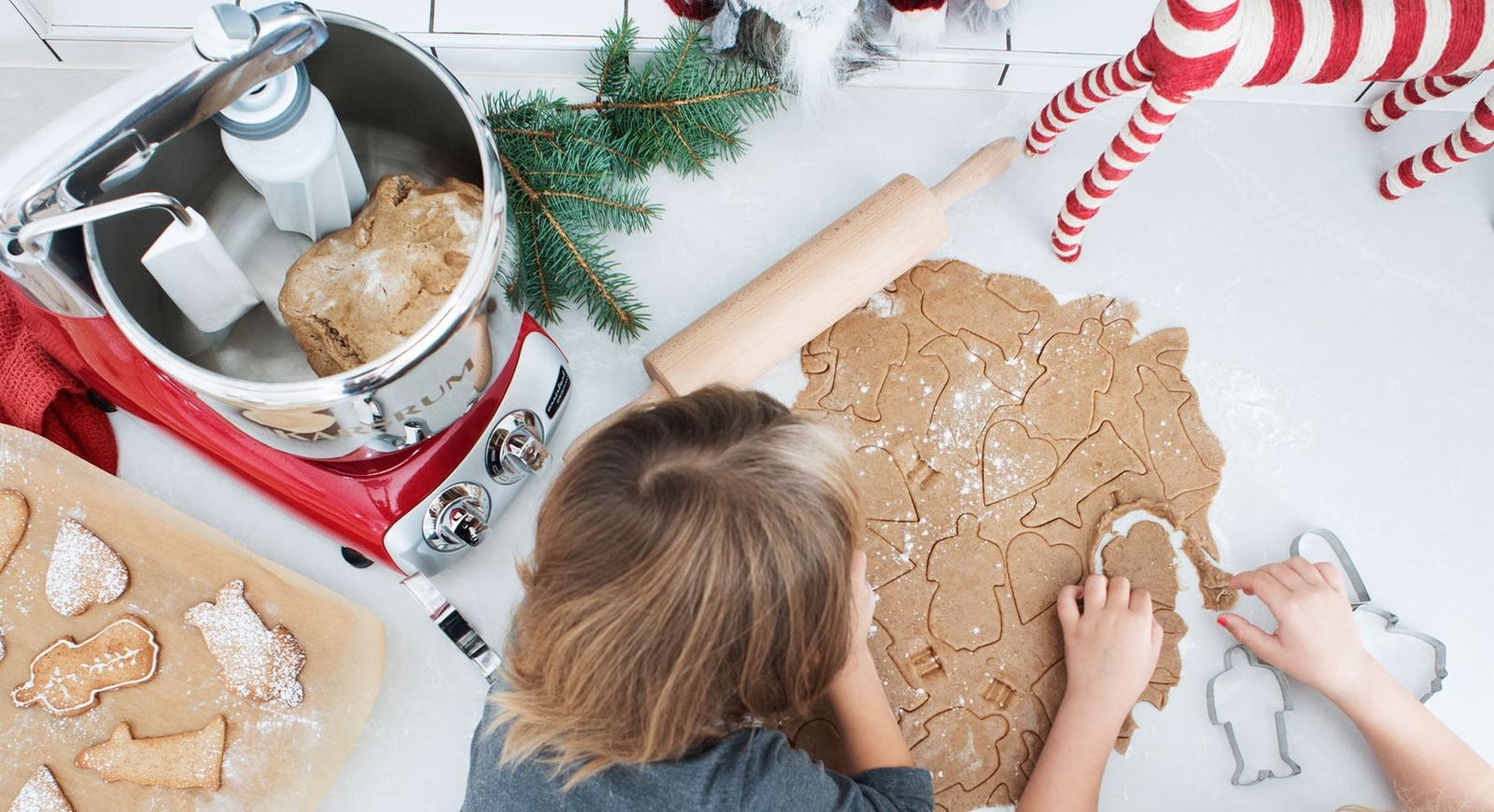 Pepparkaksformar och pepparkaksdeg ett barn och en ankarsrum maskin