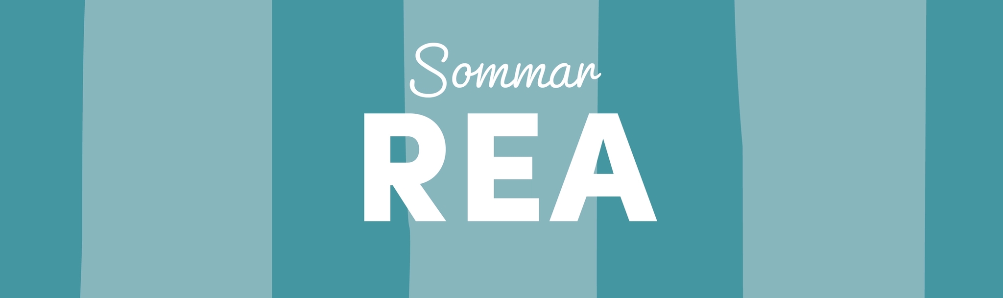 Banner med texten "Sommar REA" i vitt mot turkosa och ljusblå randiga bakgrundsfält.