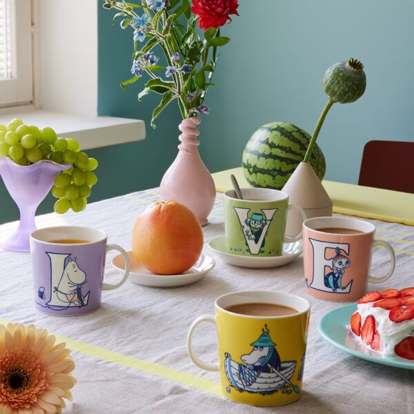 Muumi kirjainmukit pöydällä