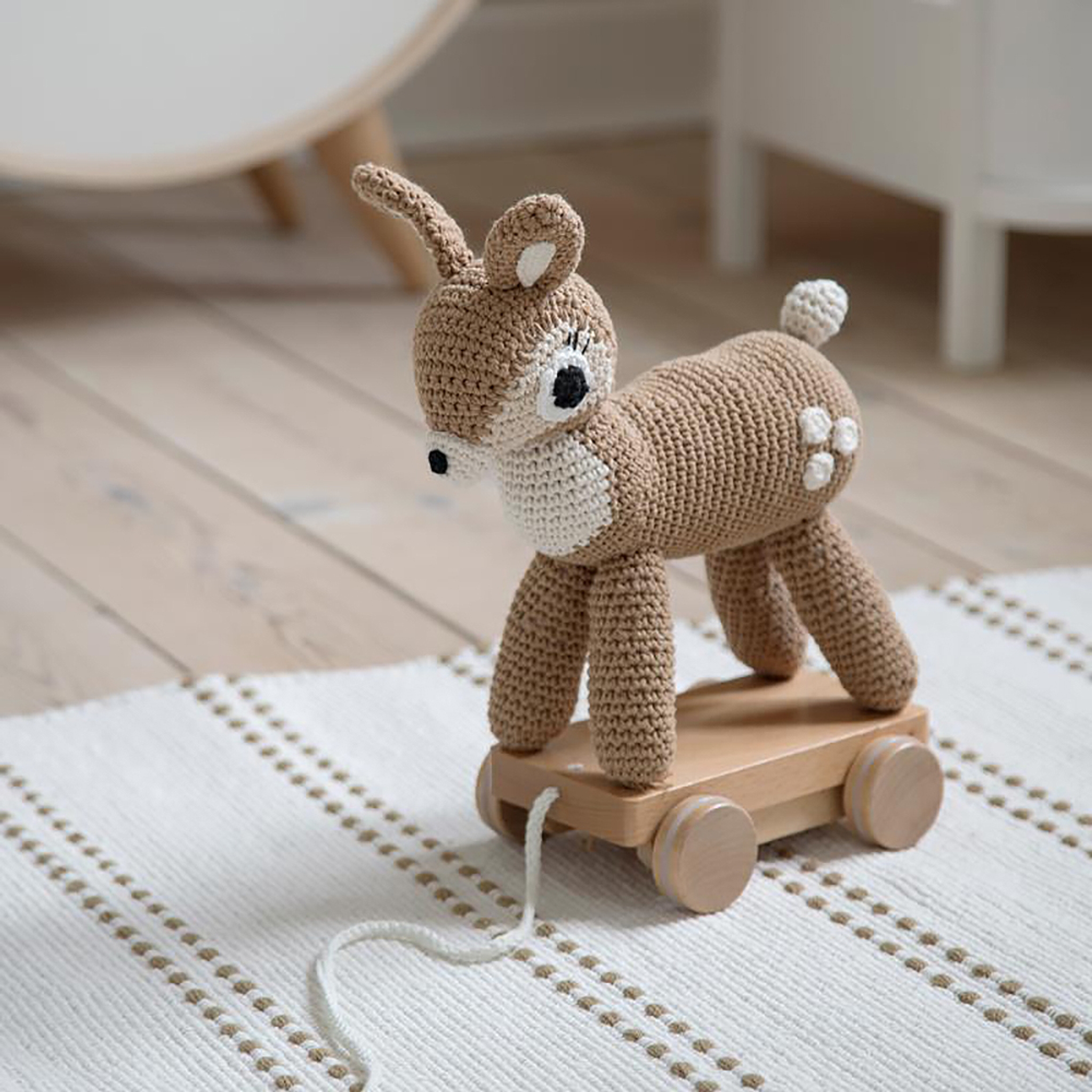 Leksaker Dragdjur Rådjuret Dixie på vit och beige matta 