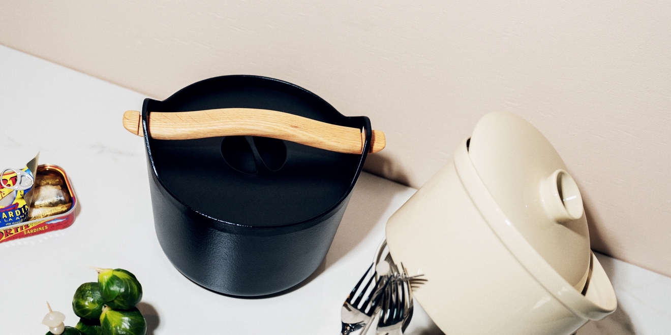 Iittala pata valkoinen ja musta puukahvalla keittiön työtasolla