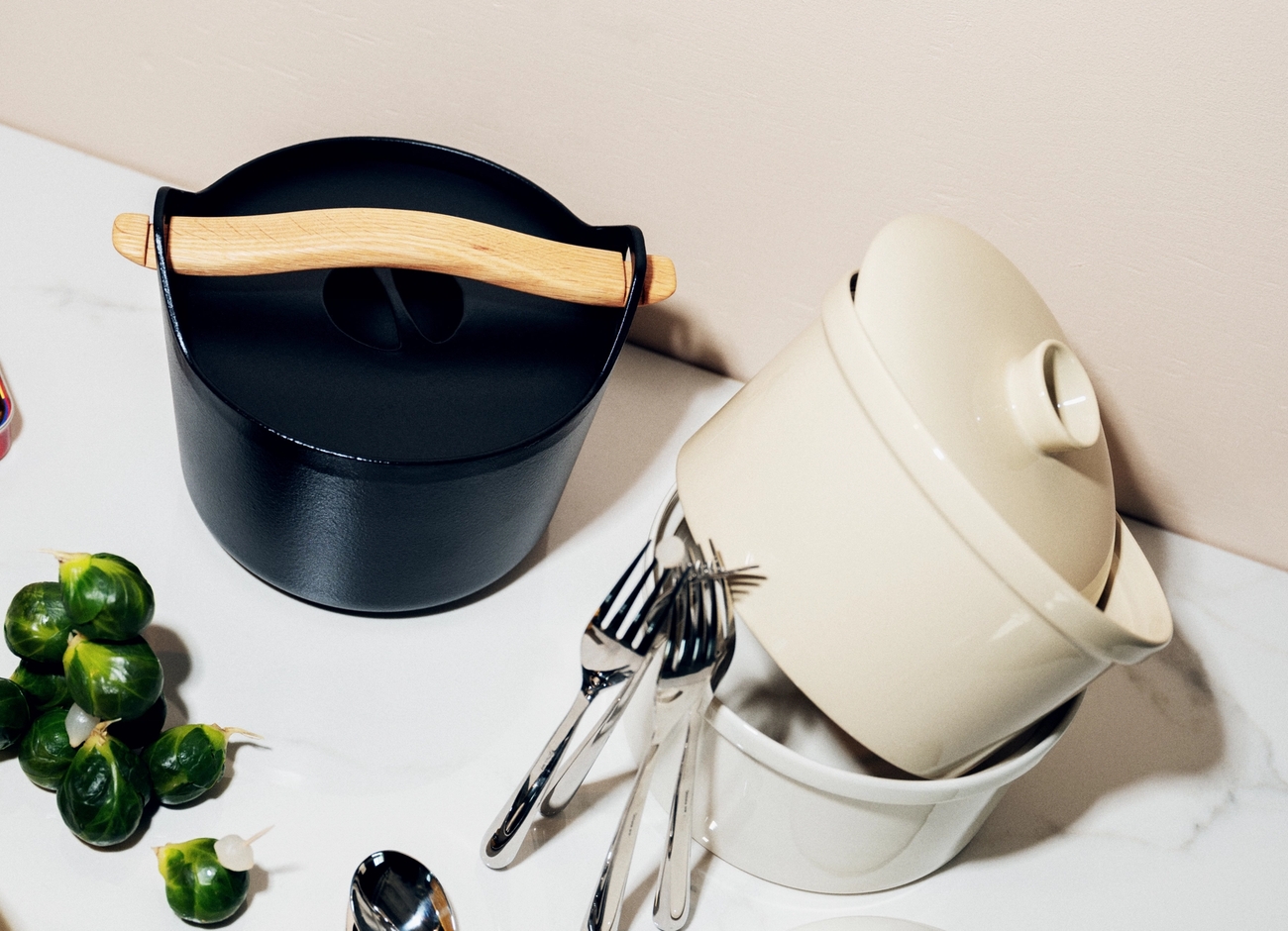 Iittala pata valkoinen ja musta puukahvalla keittiön työtasolla