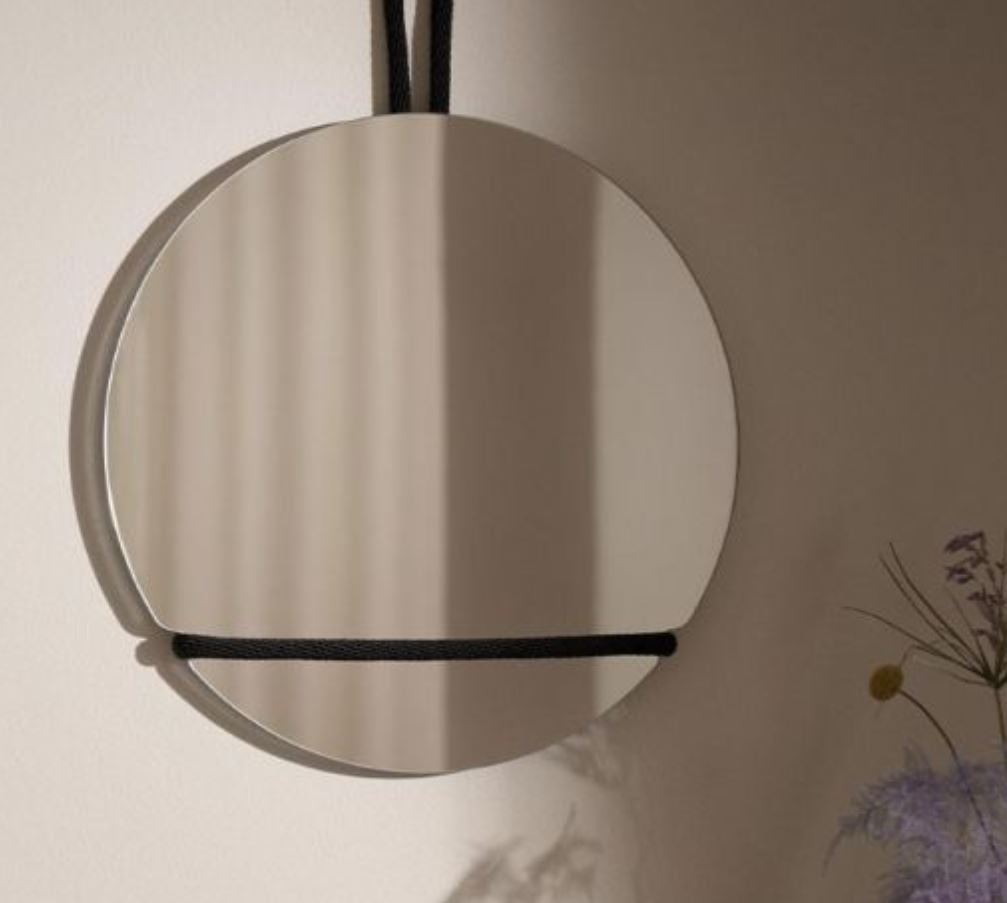 Rund spegel på en vägg