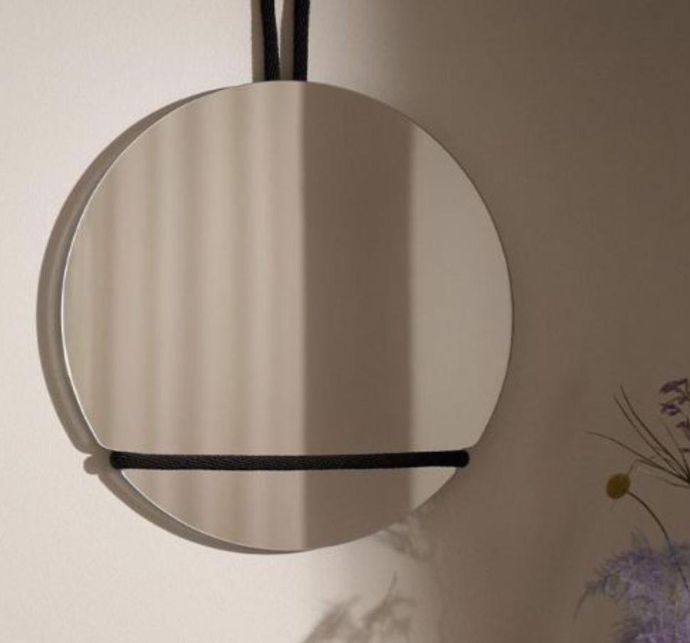 Rund spegel på en vägg