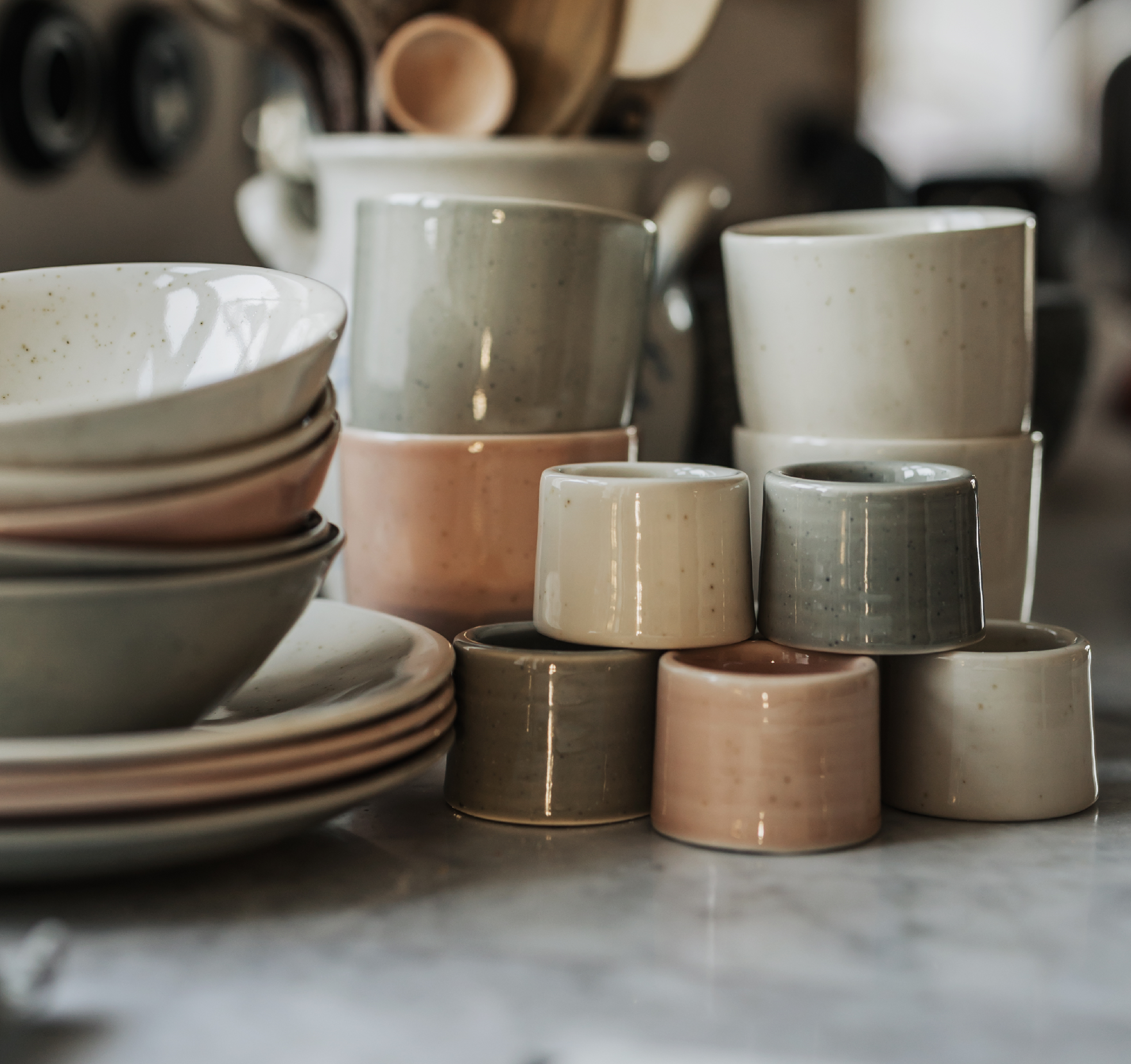 Anders Petter Iris astiasto kulhot munakupit lautaset mukit pastellivärit