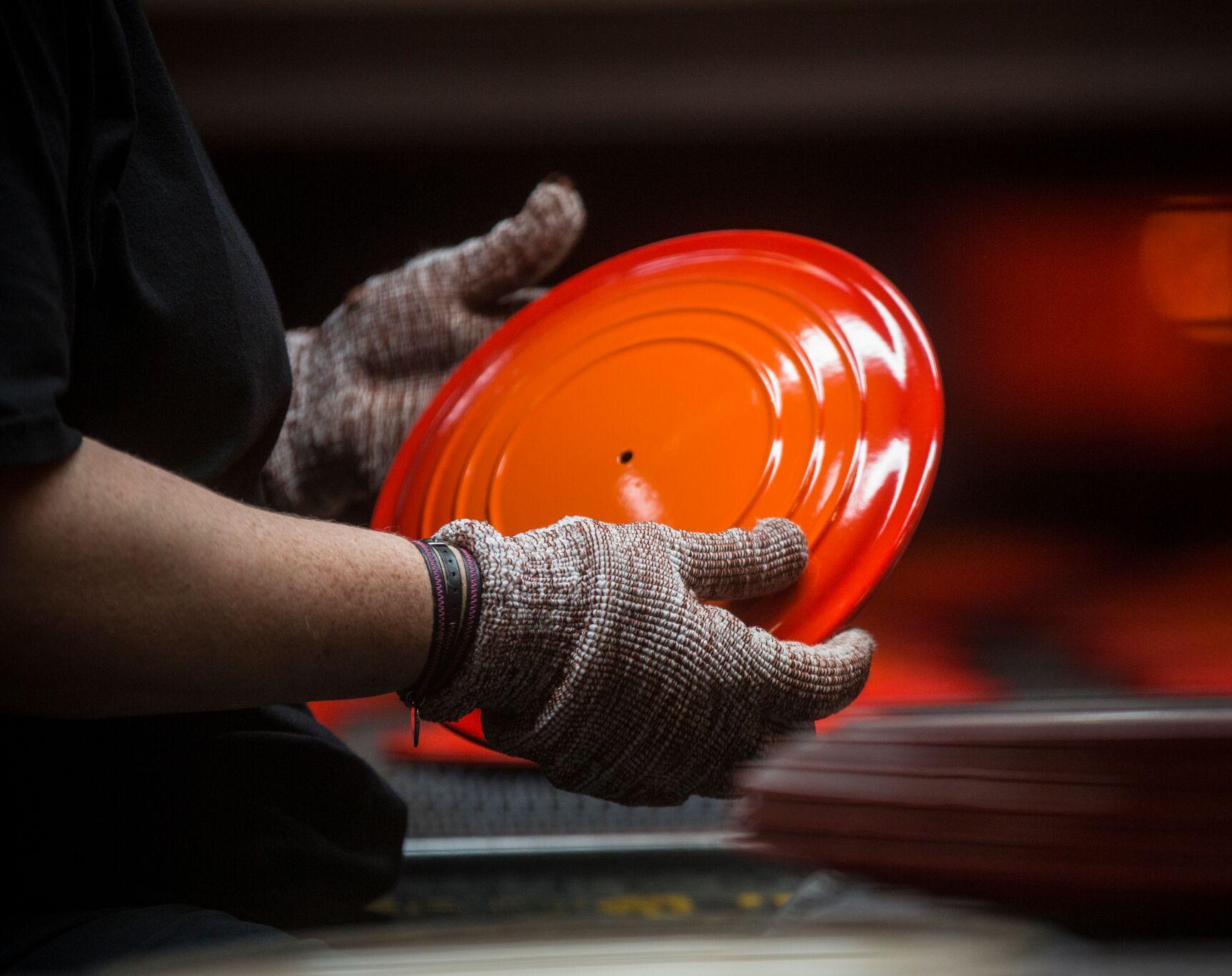 Tillverkning av ett lock till en orange gjutjärnsgryta från Le Creuset