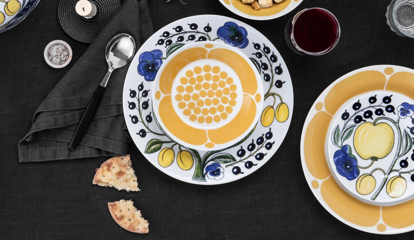 Arabia lautaset tuotesarjoista sunnuntai ja Paratiisi yhdistelty pöydän kattaukseen