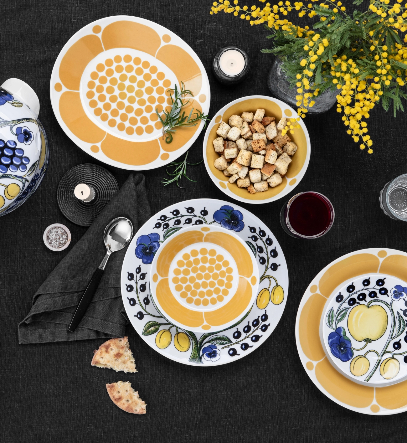 Arabia lautaset tuotesarjoista sunnuntai ja Paratiisi yhdistelty pöydän kattaukseen