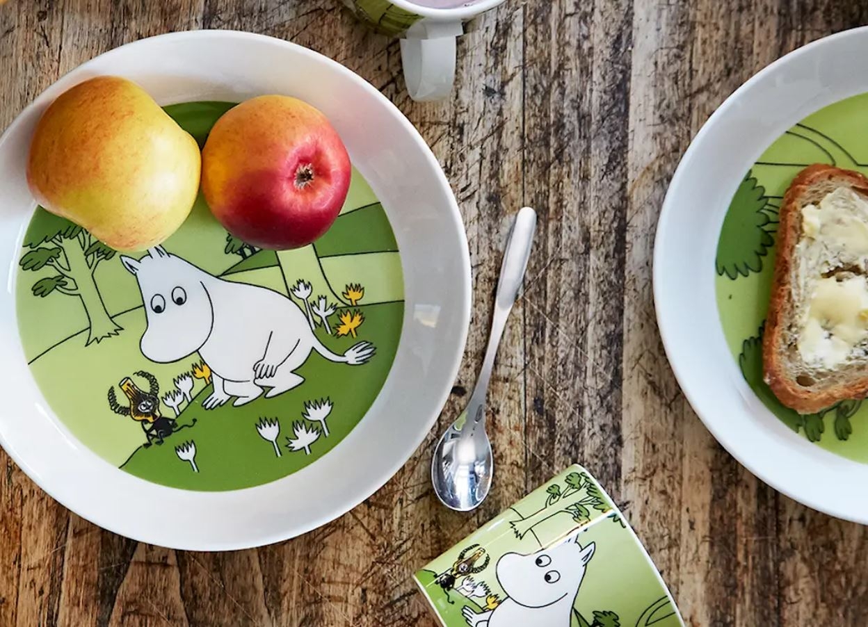 Muumilautaset virheä muumit omenat puupöytä