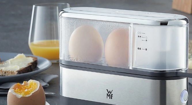 Äggkokare WMF macka och juice i bakgrunden