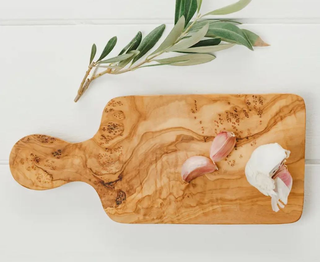 Naturally Med skärbräda i olivträ med vitlök och rosmarin på
