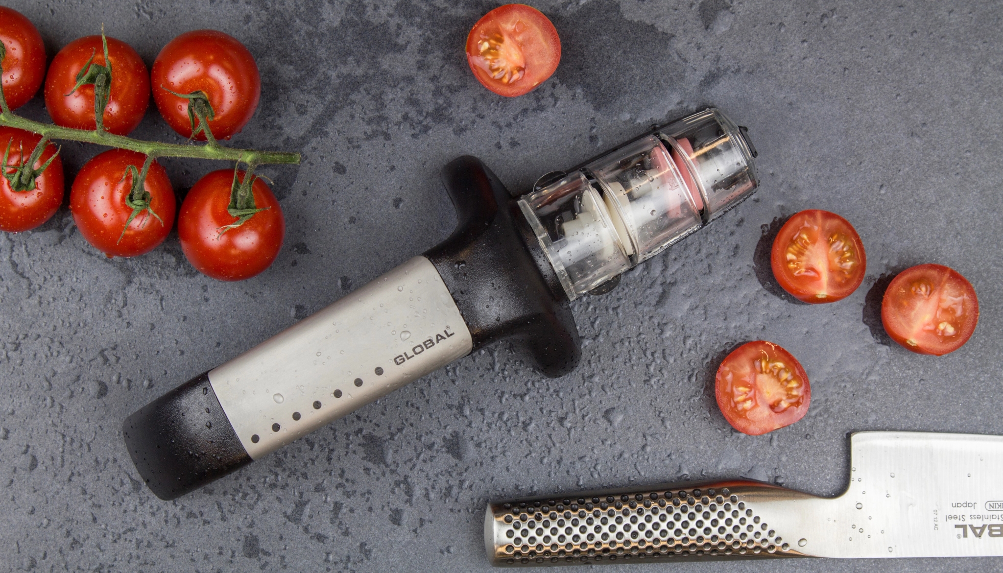 Global knivslip i rostfritt stål bredvid en tomatkvist