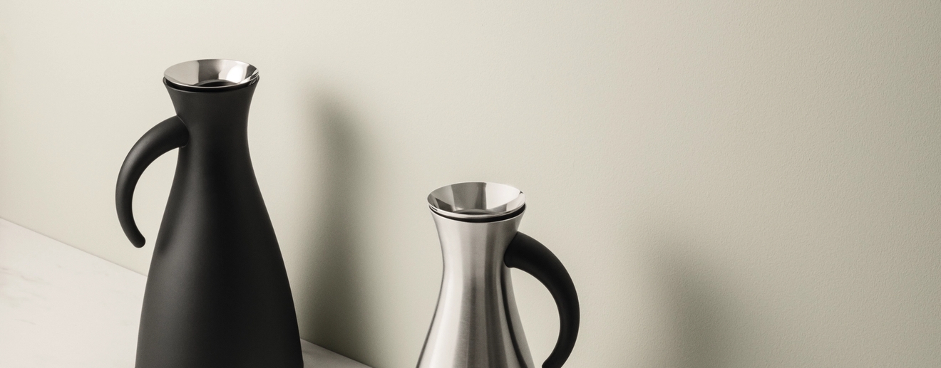 Eva solo termoskannu eri tuotesarjoista väreissä musta ja teräs