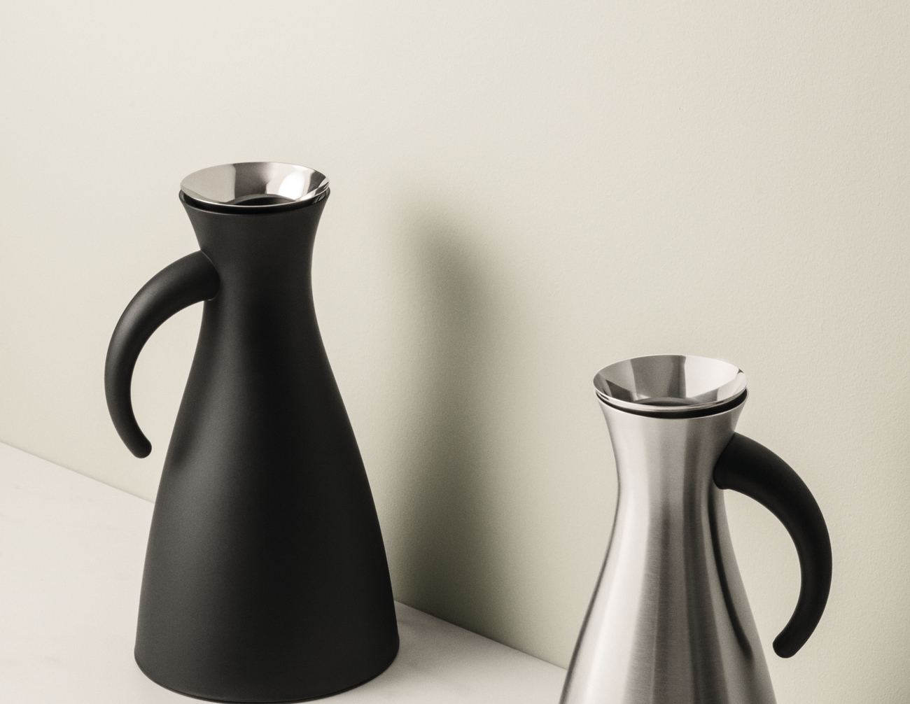 Eva solo termoskannu eri tuotesarjoista väreissä musta ja teräs