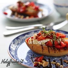 Grillet baguette med bakt brie, glaserte jordbær og balsamico