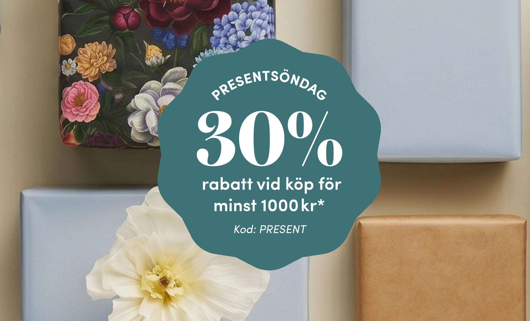 Presentinslagna paket med blommigt och enfärgat papper omger en grön cirkel med text om 30% rabatt vid köp över 1000 kr.