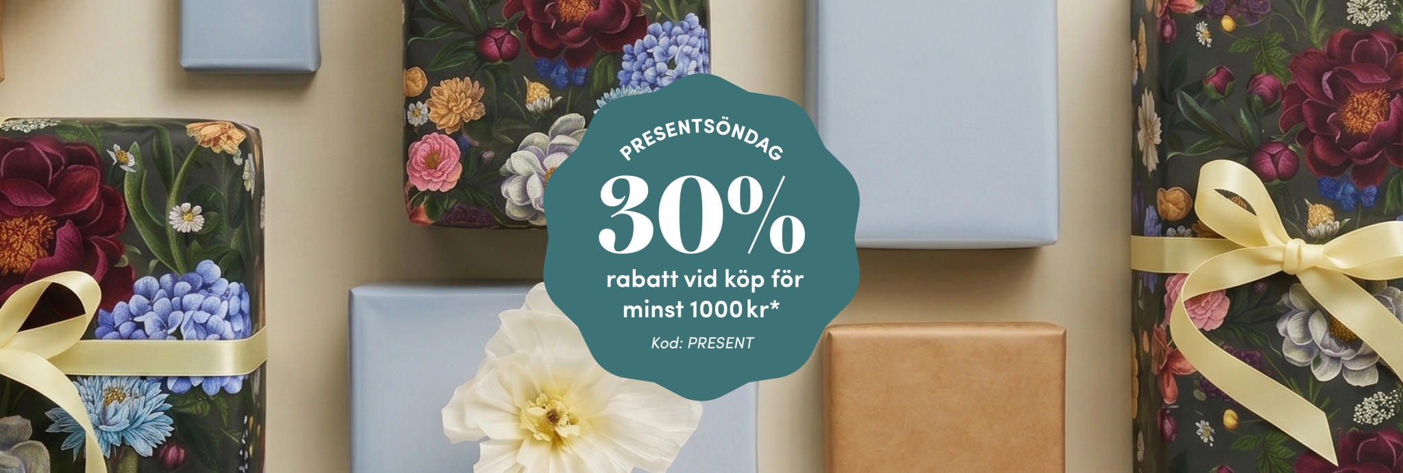 Presentinslagna paket med blommigt och enfärgat papper omger en cirkel med text om 30% rabatt vid köp över 1000 kr med kod PRESENT.