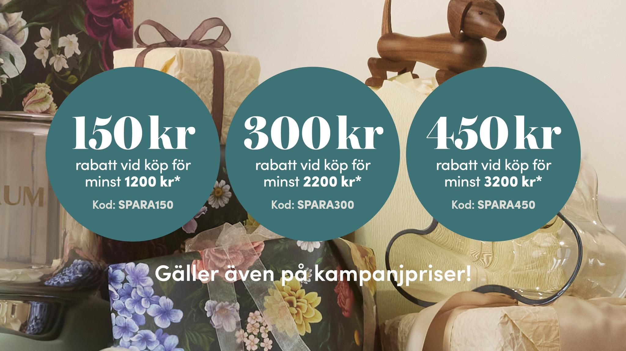 Kampanjbild med köksmaskin, inredningsdetaljer och presentförpackningar som visar rabattkoder på 150, 300 och 450 kronor.