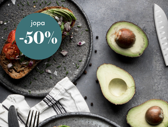 Keittiöasetelma, jossa leikkuuveitsi, halkaistuja avokadoja ja avokadoleipä sekä jopa -50 % alennustarra.