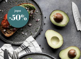 Keittiöasetelma, jossa on avokadoleipää, halkaistuja avokadoja, kokkiveitsi ja jopa -50 % alennustarra.