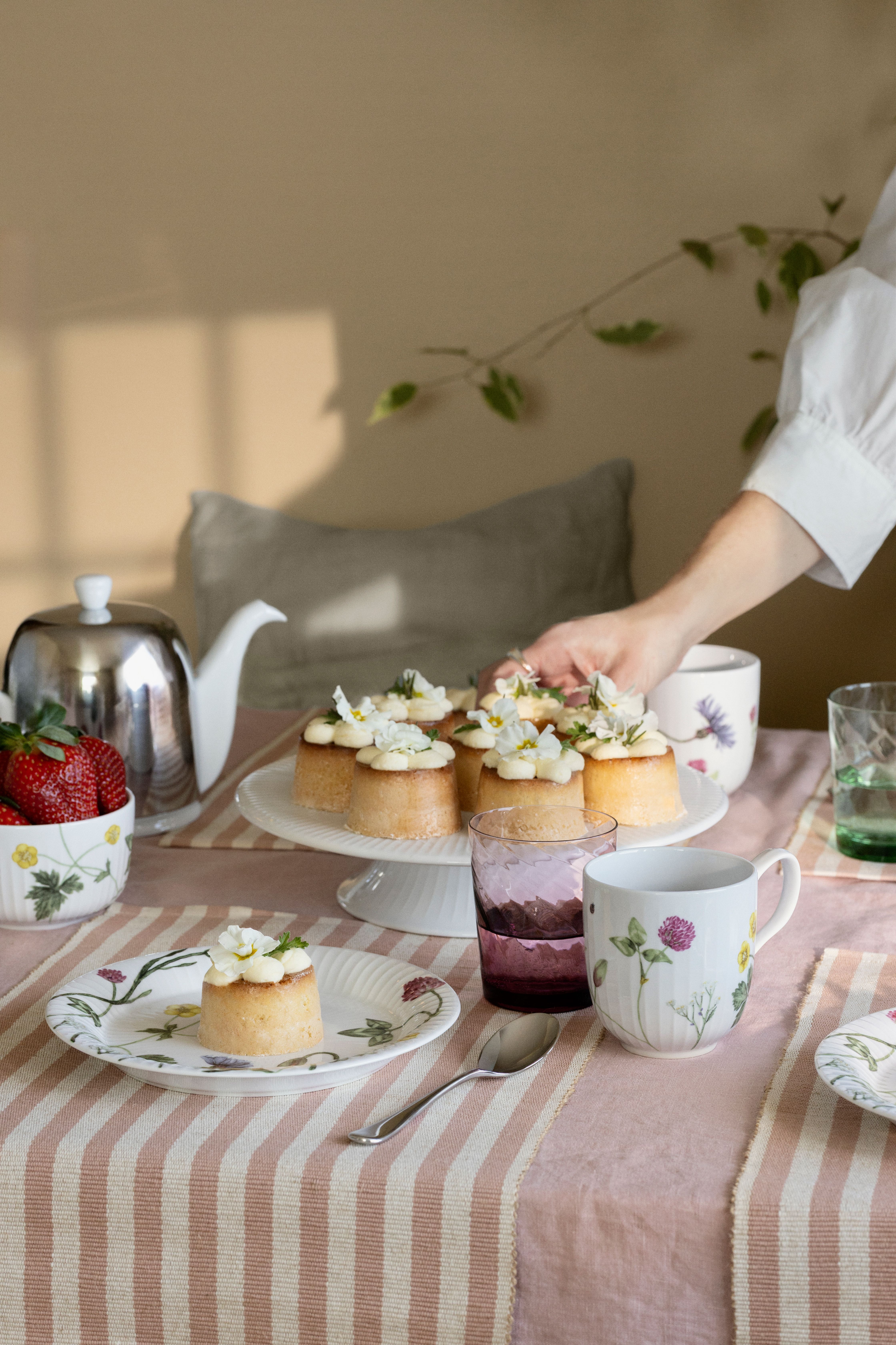 Vårig bild på Hammershoi Summer servis dukning på randig duk