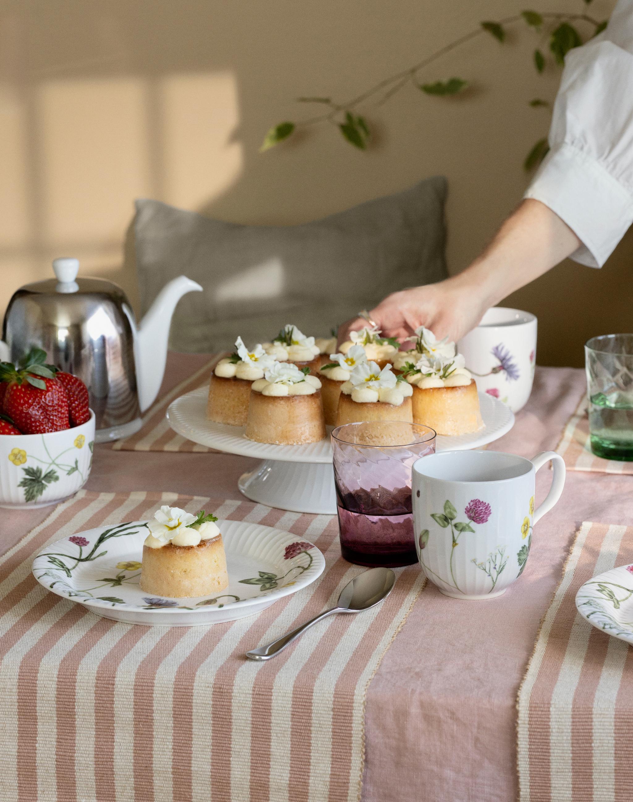 Vårig bild på Hammershoi Summer servis dukning på randig duk