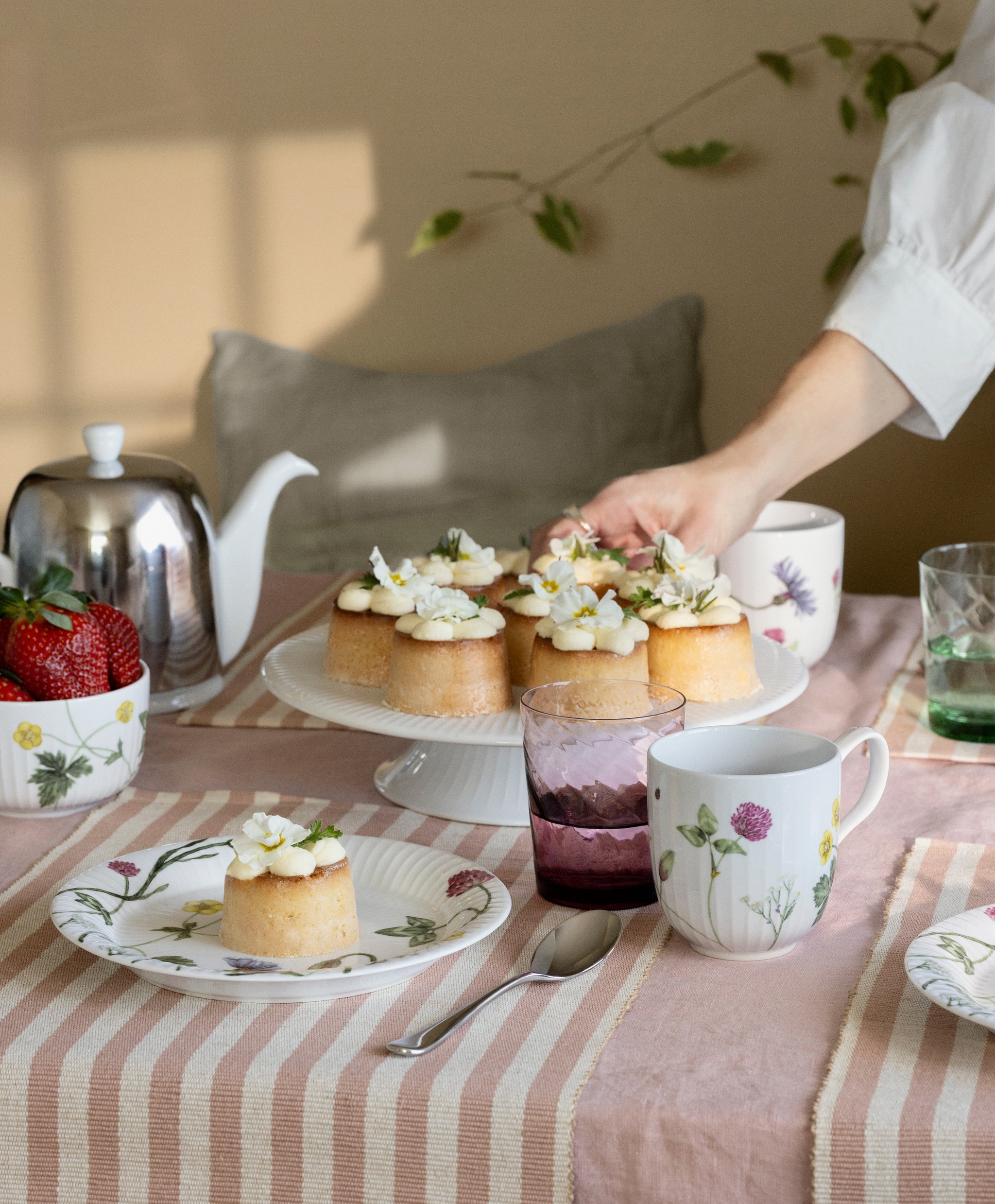 Vårig bild på Hammershoi Summer servis dukning på randig duk