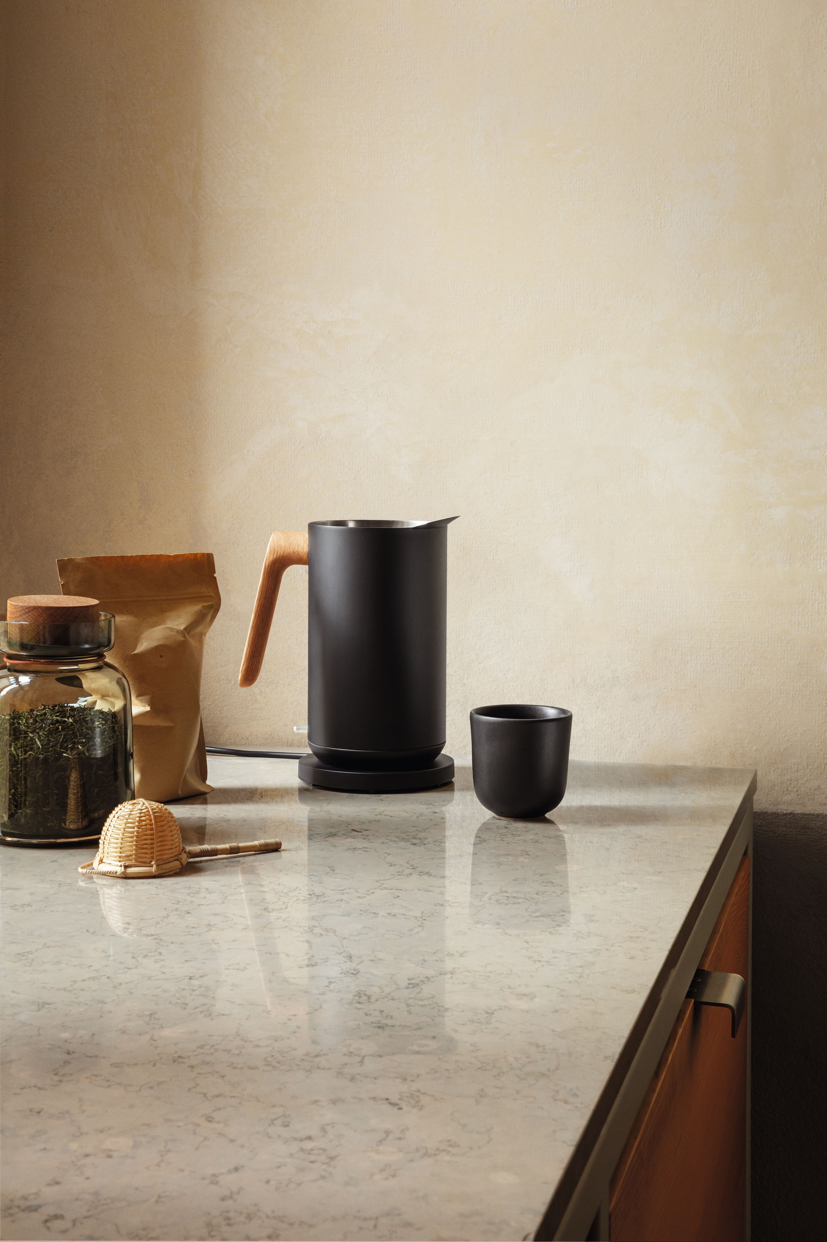 En svart vattenkokare från Eva Solo på en köksbänk