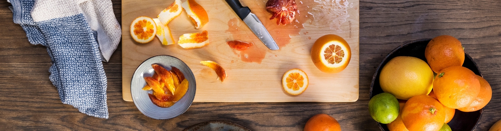 puinen Fiskars leikkuulauta kuoritut ja pilkotut appelsiinit