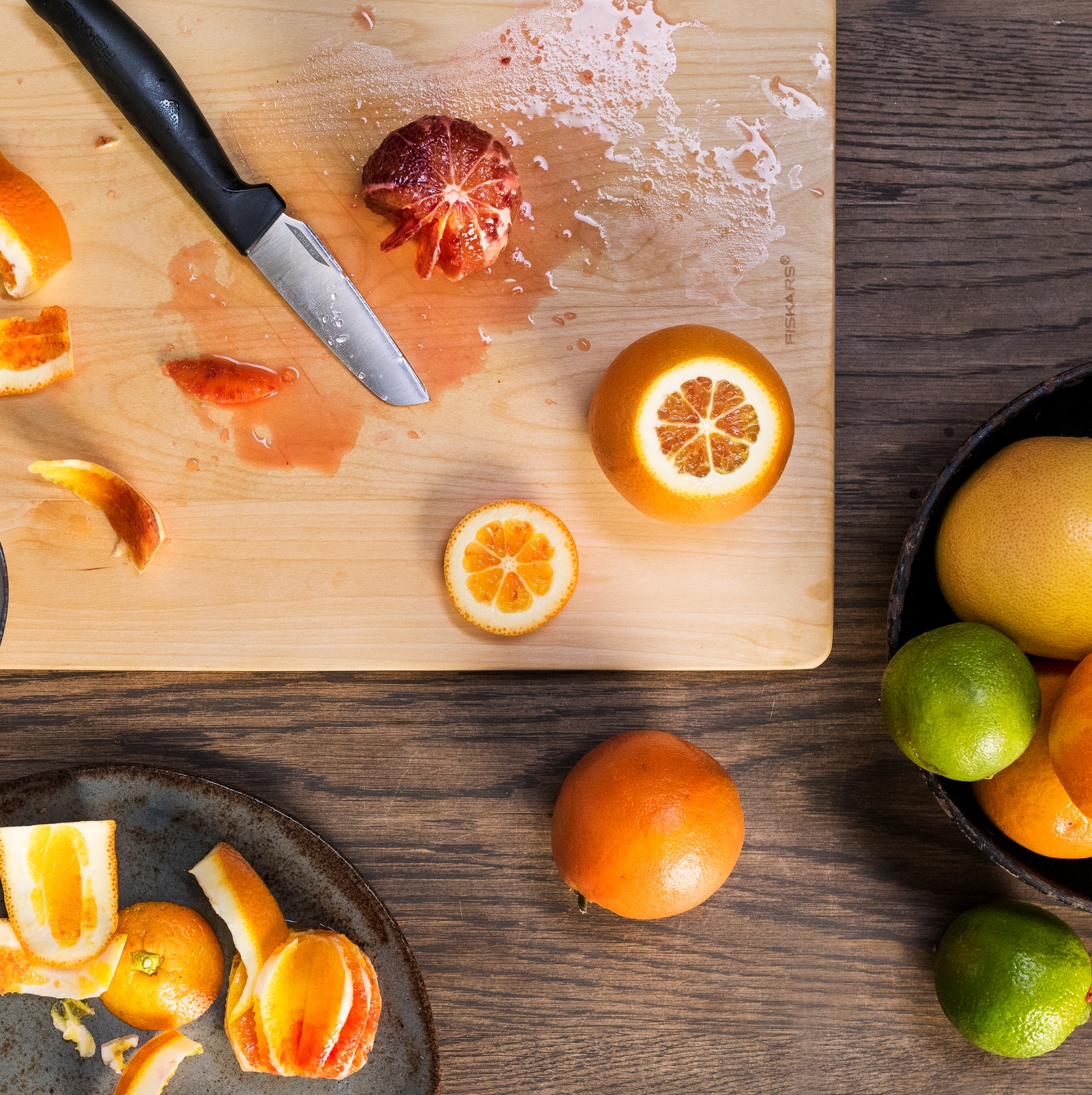 puinen Fiskars leikkuulauta kuoritut ja pilkotut appelsiinit