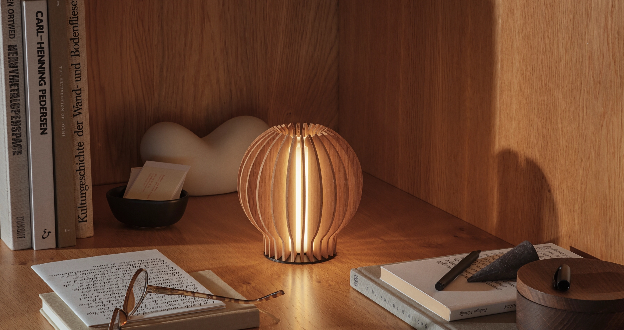 En bordslampa som skapar mysig stämning i en bokhylla