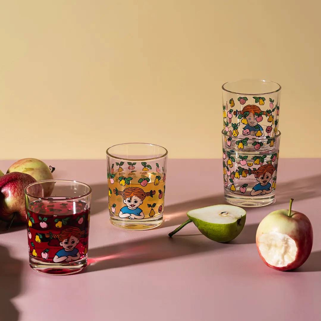 Lasten juomalasit joita koristee peppi pitkätossu kuvitus