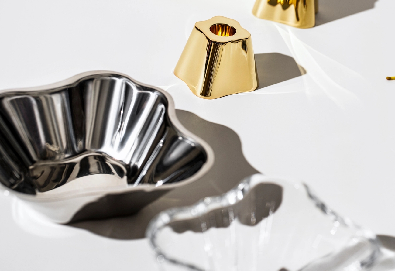 Iittala tarjoiluastia valmistettu metallista ja lasista