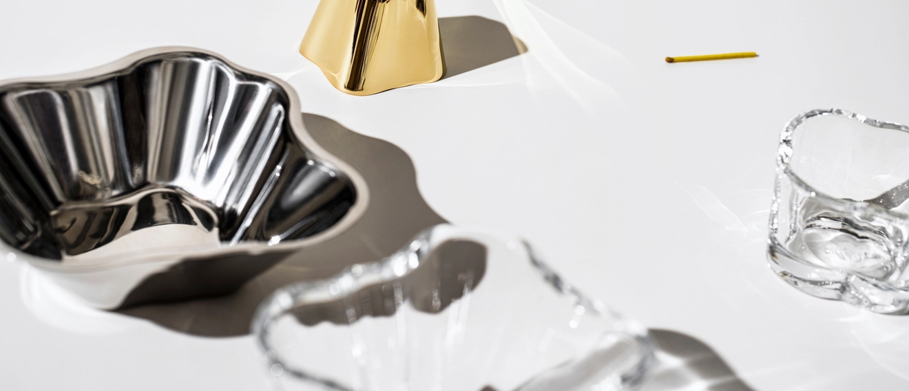 Iittala tarjoiluastia valmistettu metallista ja lasista
