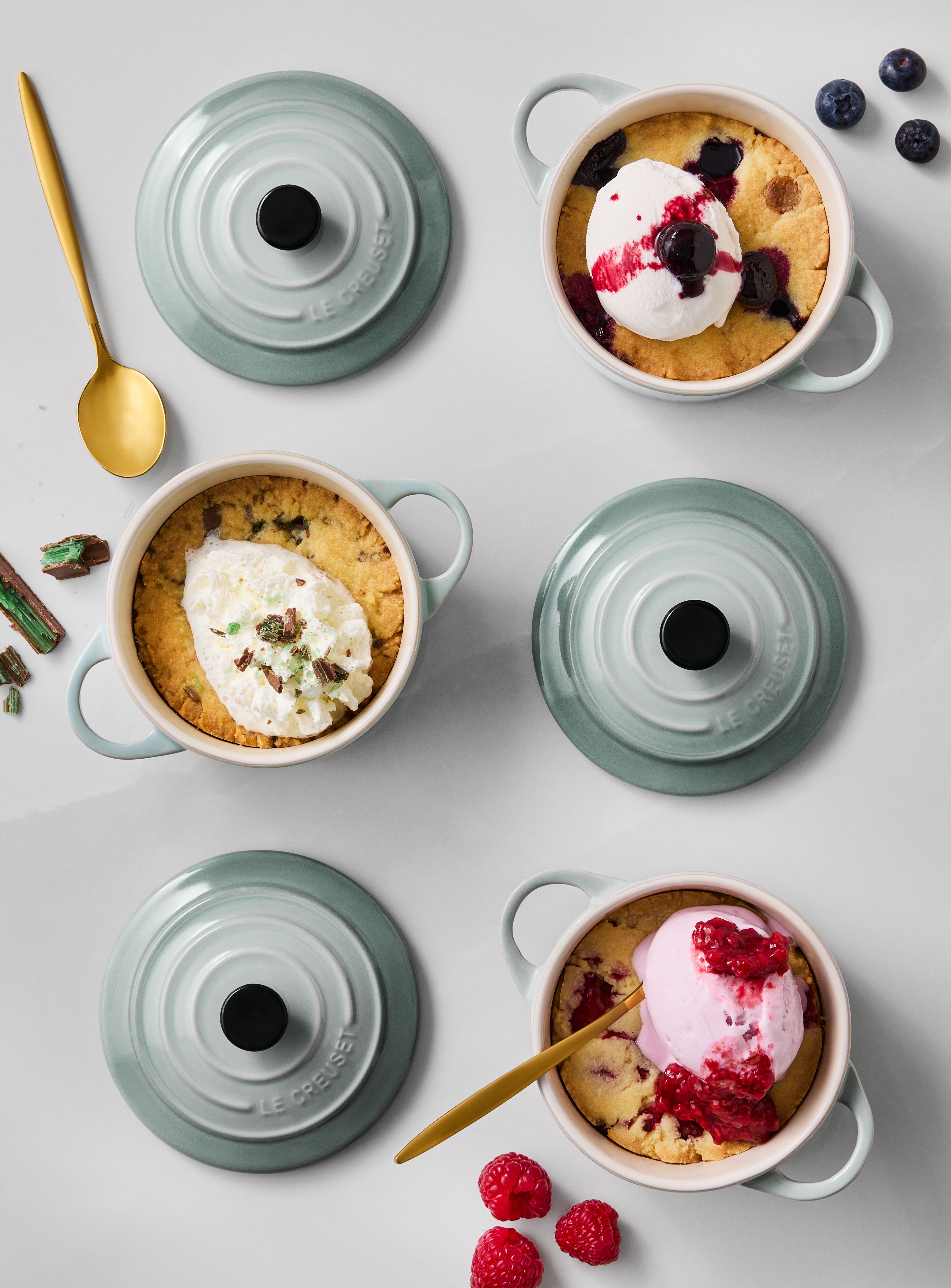 Le Creuset mini gjutjärnsgrytor i färgen Sea Salt med efterrätt i