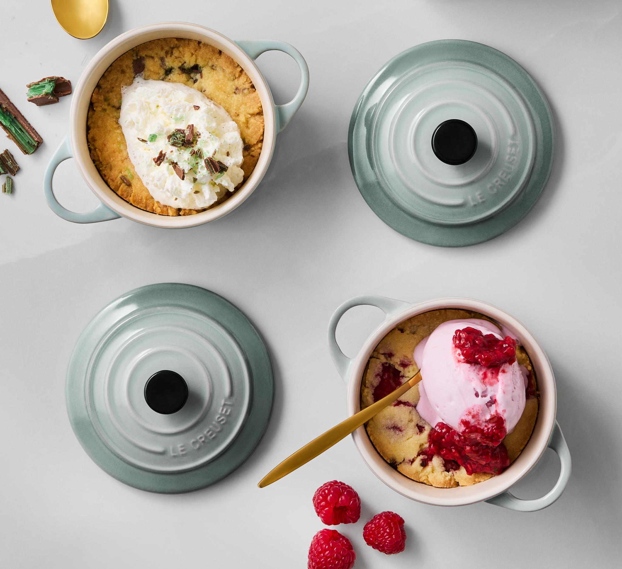 Le Creuset mini gjutjärnsgrytor i färgen Sea Salt med efterrätt i