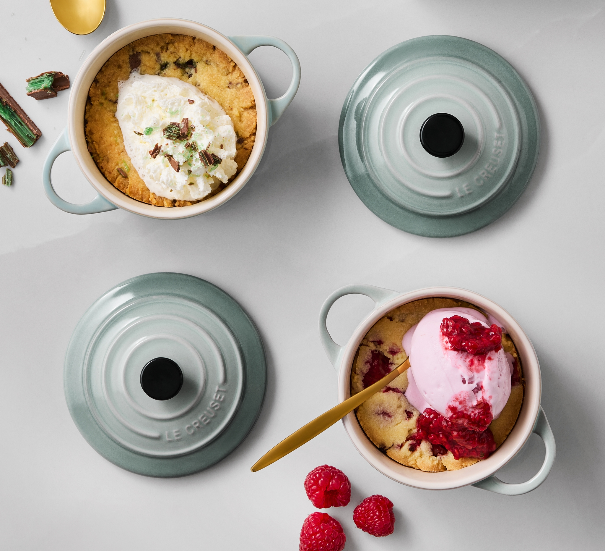 Le Creuset mini gjutjärnsgrytor i färgen Sea Salt med efterrätt i