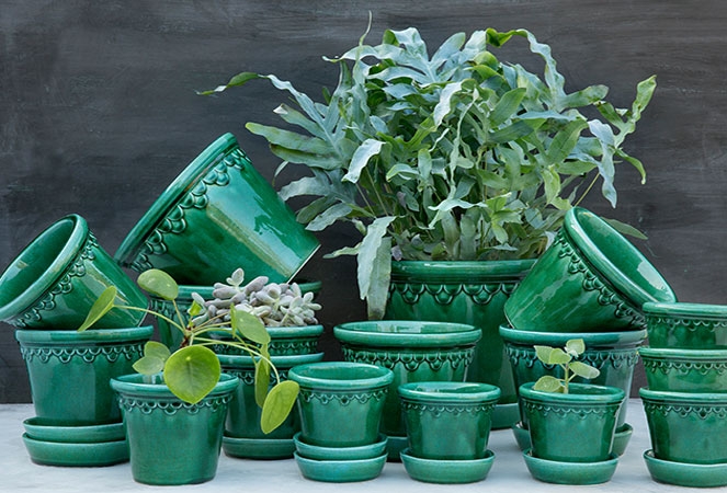 Gröna Köpenhavner krukor med gröna växter i.