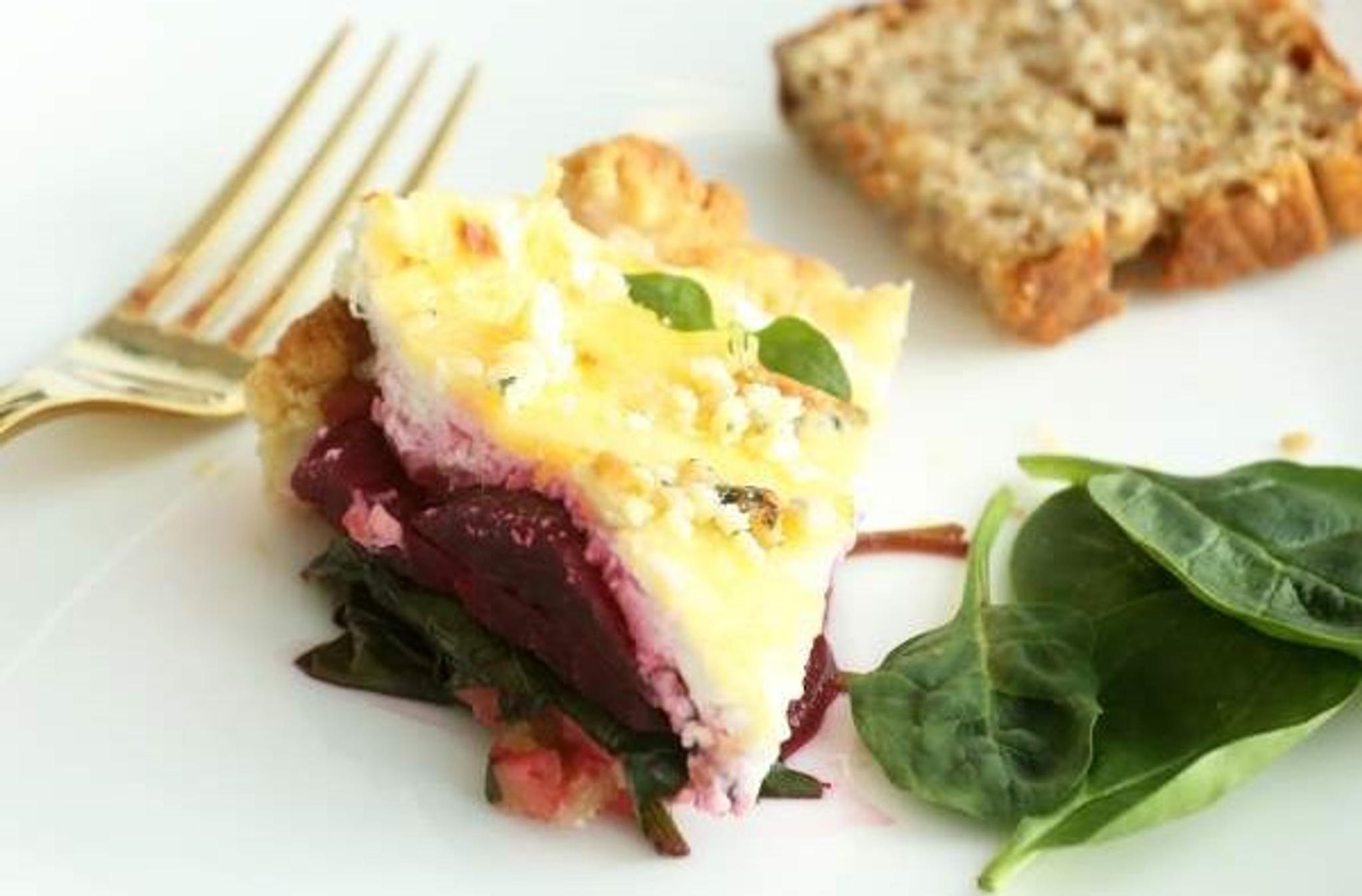 Rødbetepai med spinat og edelost