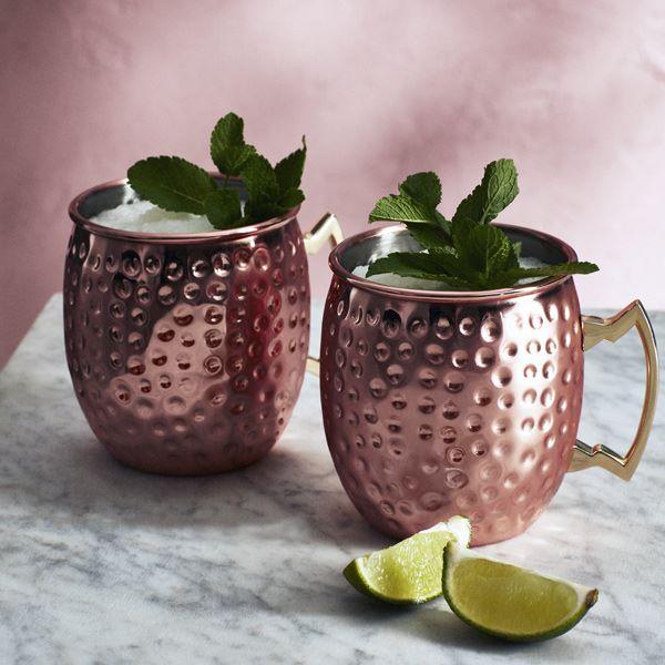Klassinen Moscow Mule eli moskovan muuli drinkki kuparimukissa