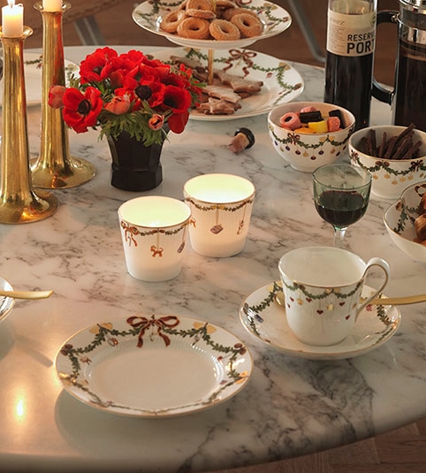 Dukning för fika med porslin från Star Fluted Christmas