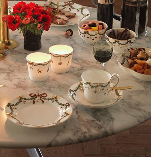 Dukning för fika med porslin från Star Fluted Christmas