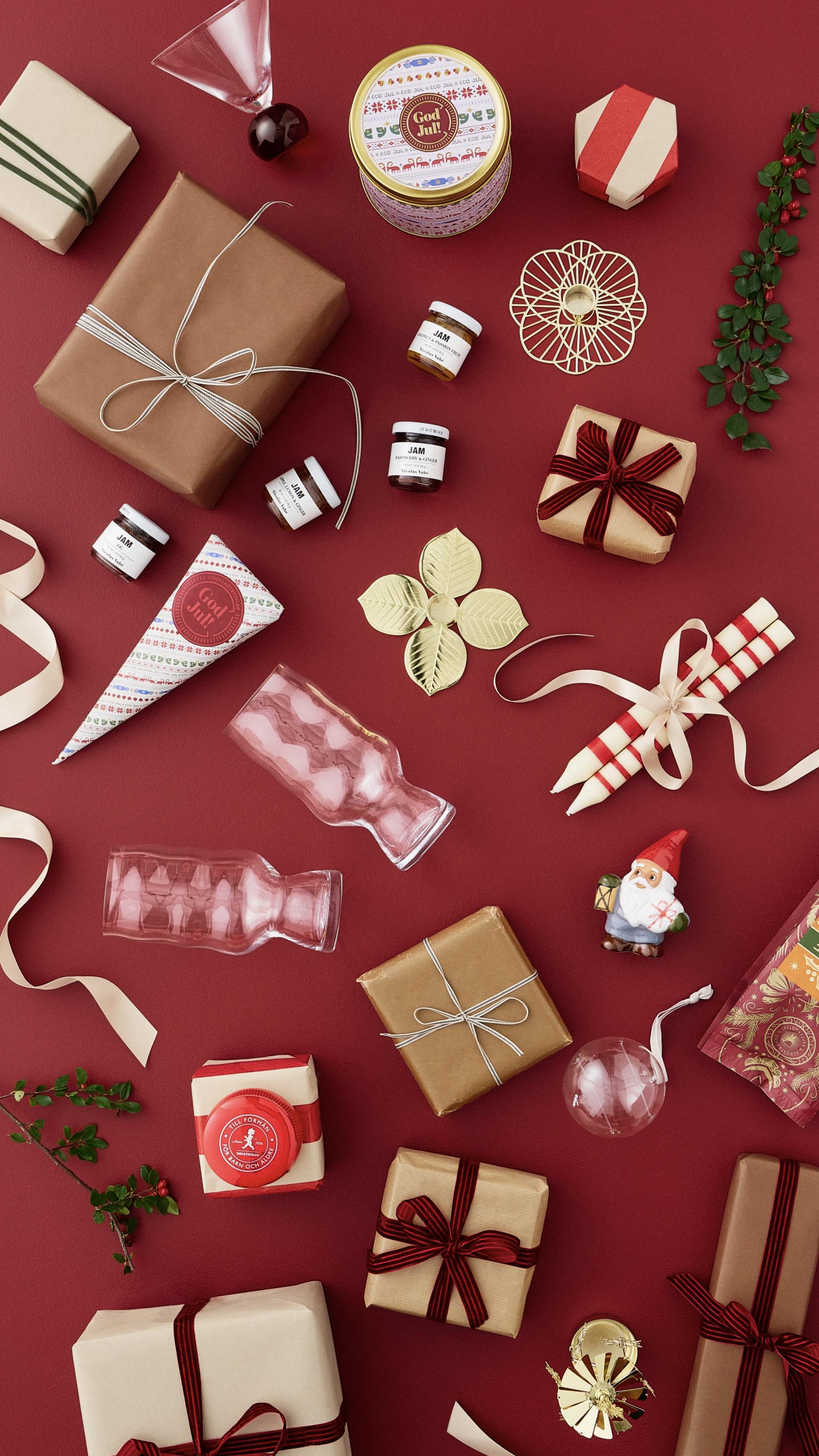 Julegaver og småting liggende på et rødt bord