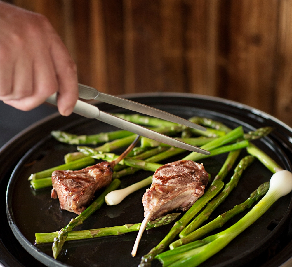 Matpinsett i stål som snur stekt asparges