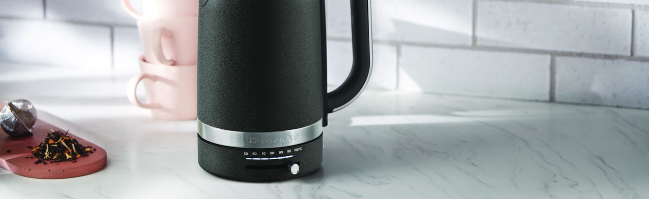 kitchenaid vedenkeitin musta keittiön työtasolla