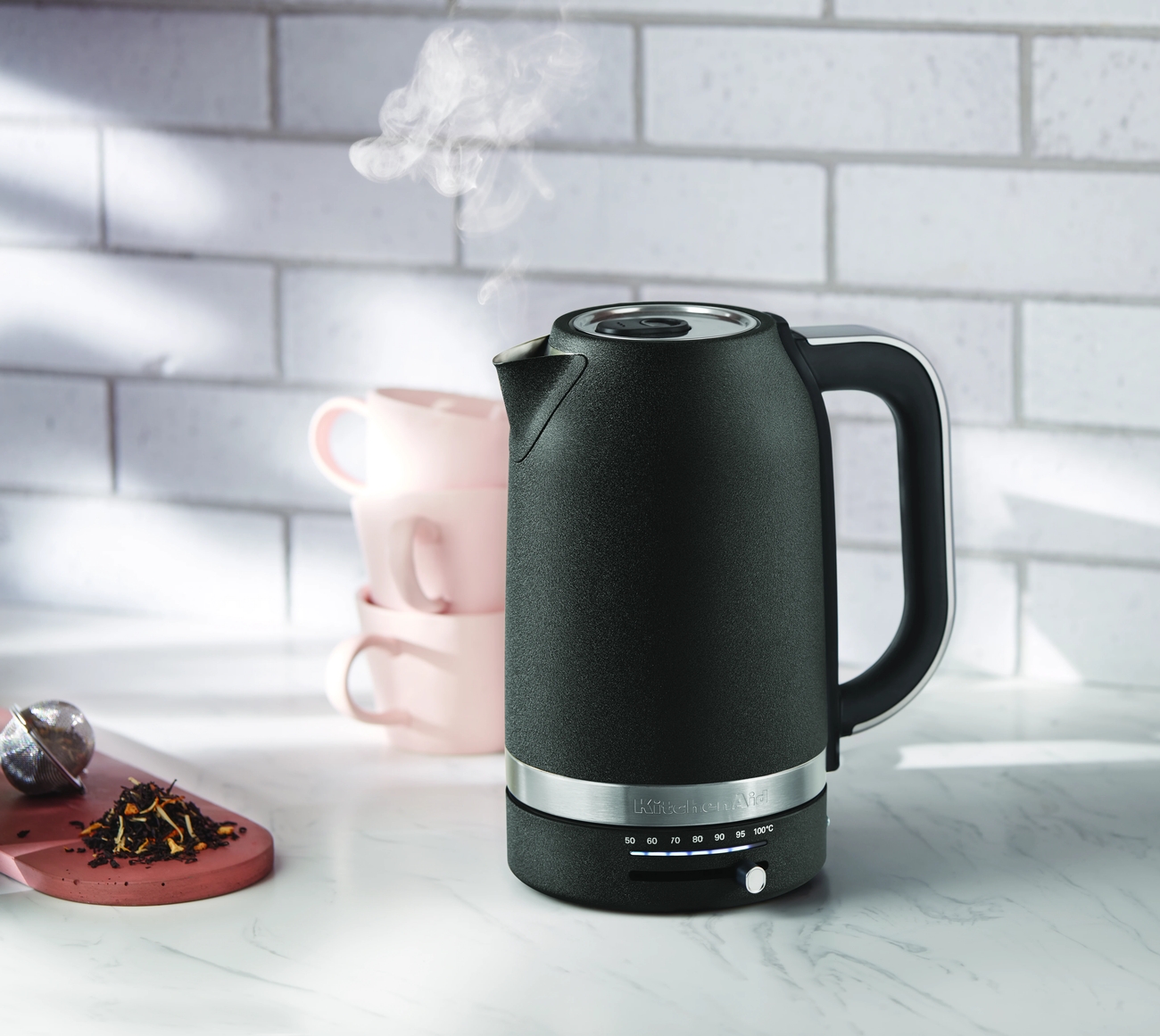 kitchenaid vedenkeitin musta keittiön työtasolla