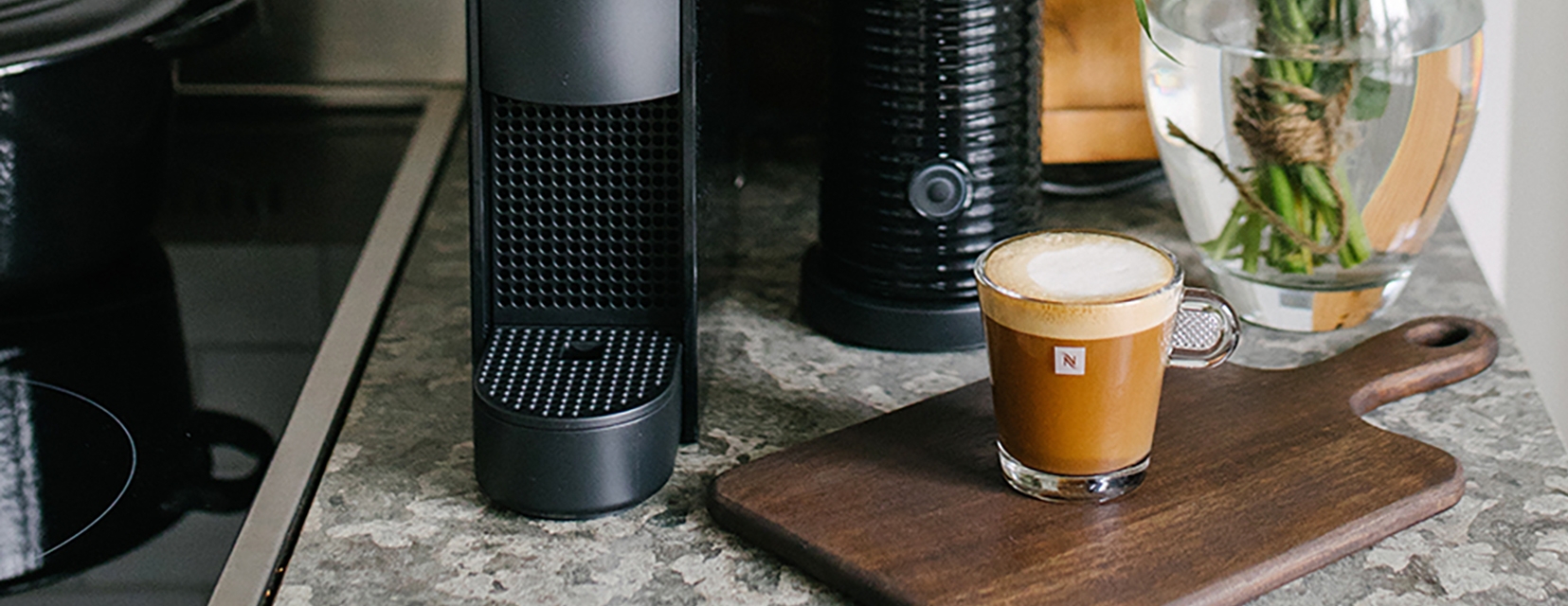 Nespresso kaffe står på en köksbänk