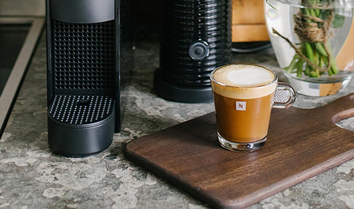 Nespresso kaffe står på en köksbänk