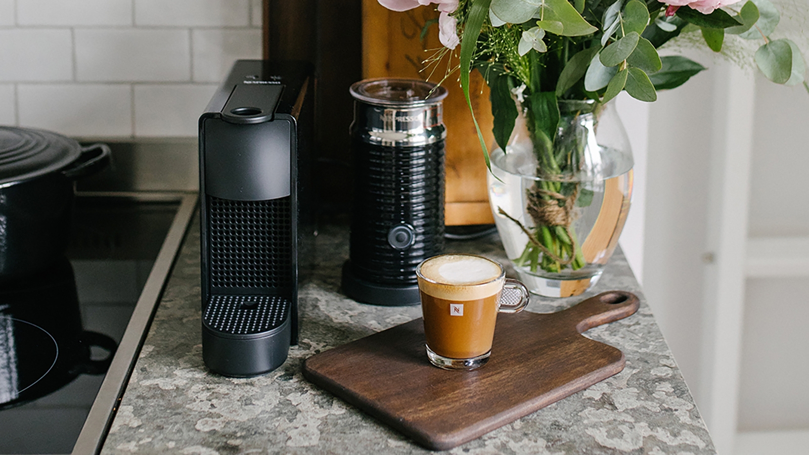 Nespresso masin och nybryggd espresso i glaskopp